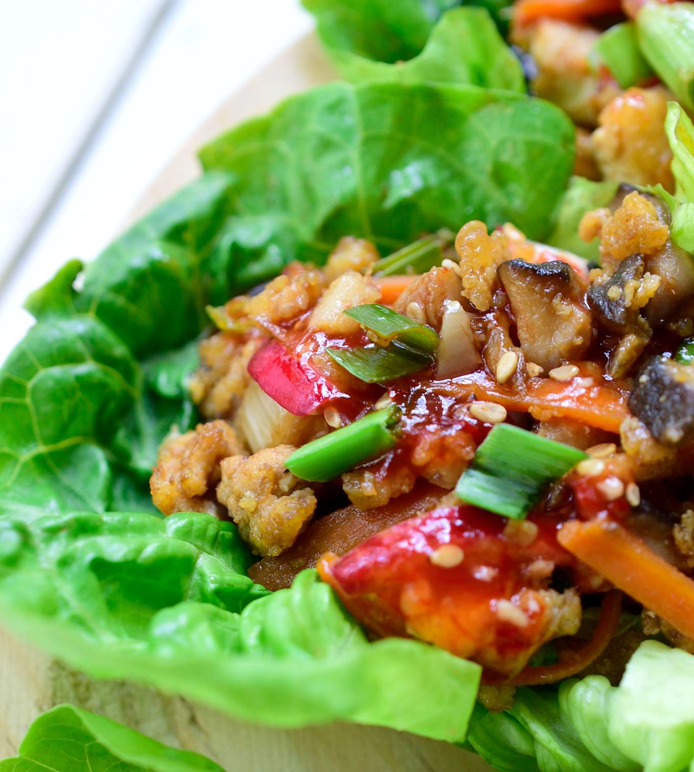 A very tasty lettuce wrap with various colorful veggies, mushroom and tofu